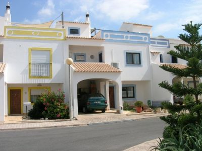 Vende-se Moradia V3+1 Totalmente Mobilada e Equipada