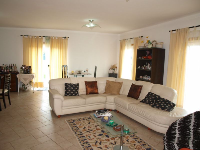 Costa de Prata moradia T3 térrea num lote de 1343M2. Sala de estar e refeições em comum com recupera