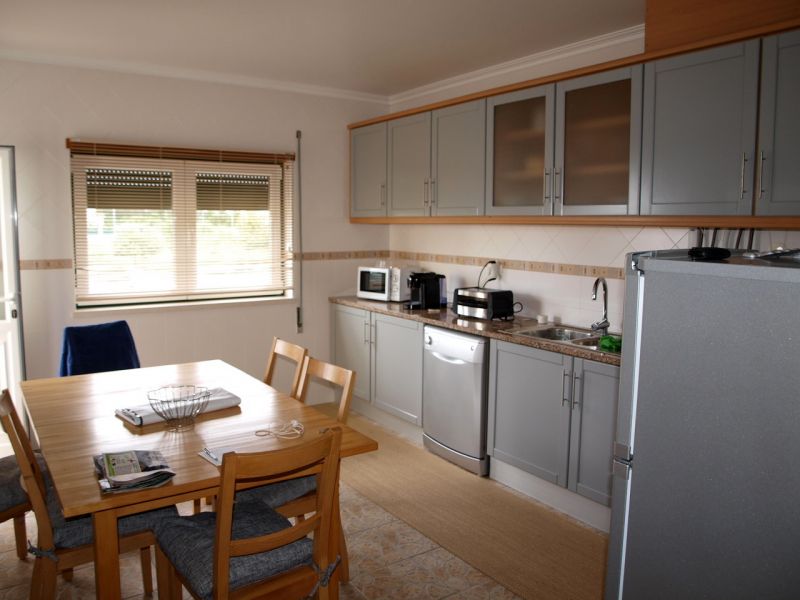 Moradia em banda a 1500 metros da cidade  - No r/chão tem: - Sala de refeições  - Cozinha equipada -