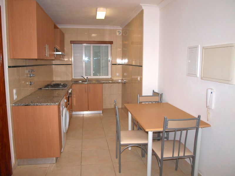 Apartamento, T1, na freguesia de Santo Onofre, para Arrendamento, Usado, preço 280.00€