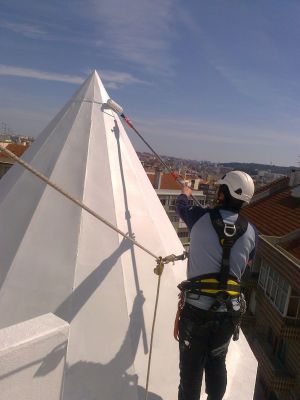 Pinturas e reparações de edificios.