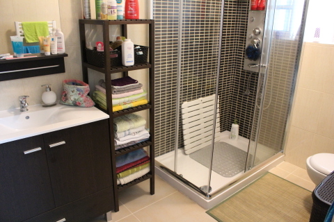 Costa de Prata moradia térrea, cozinha com salamandra; Sala de refeições e sala de estar em comum; 1