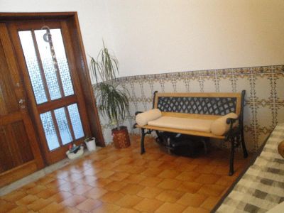 Moradia bifamiliar com garagem, terraço e jardim