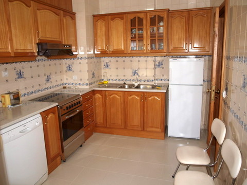 Apartamento T3 duplex em frente ao C CC.  Cozinha com despensa, equipada, Frigorífico, M. Louça M, R