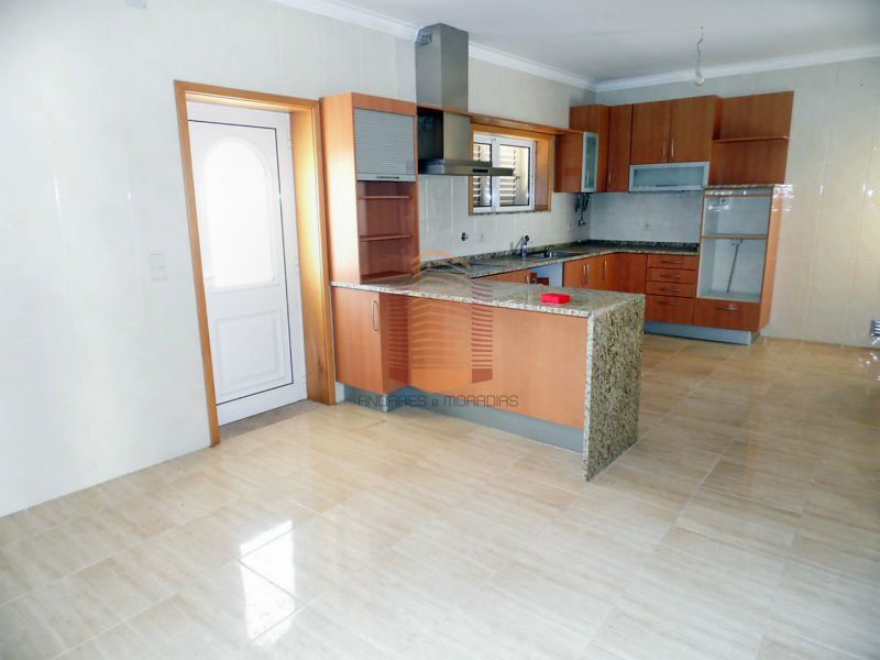 [1206F] Moradia T4, à N1, zona Feiteira