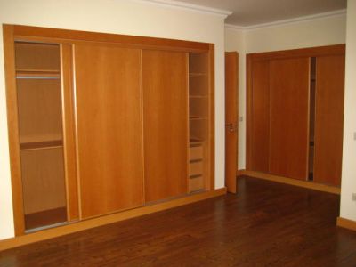 Moradia T4 nova, com 240m2, aquecimento, logradouro, garagem 3 carros