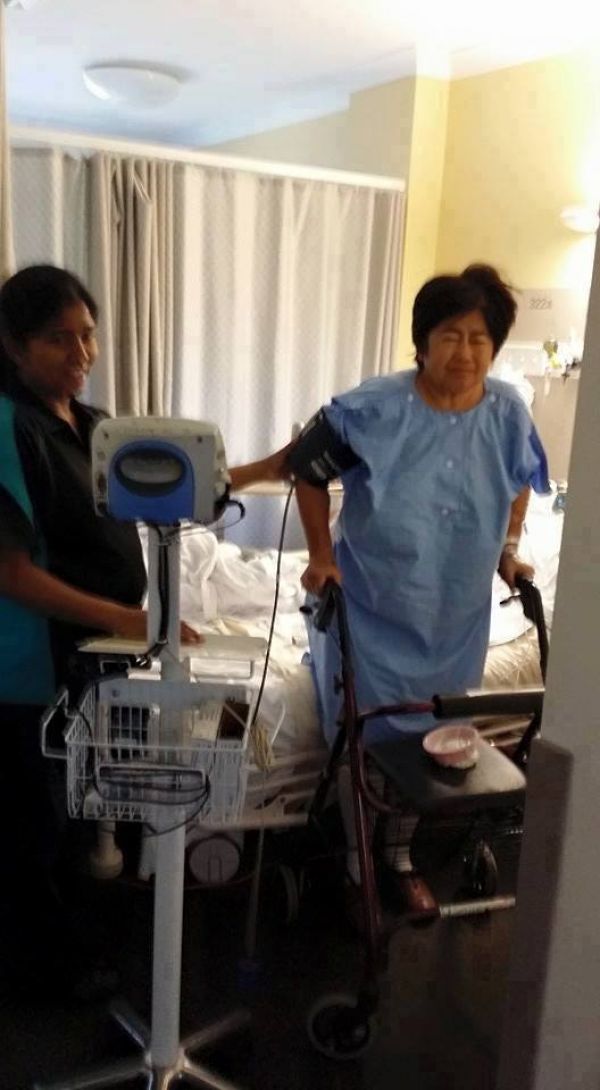 Eu ofereço um presente da minha fortuna. Sou uma empresária rica e o comerciante está muito doente a