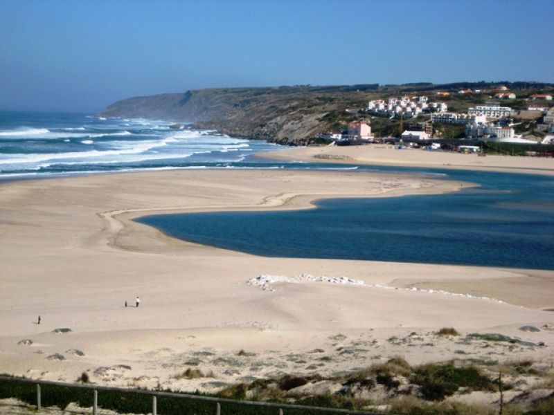 Alugo na praia do Bom-Sucesso apartamento T-2 a 300 metros do mar e 100 metros da lagoa de Óbidos
