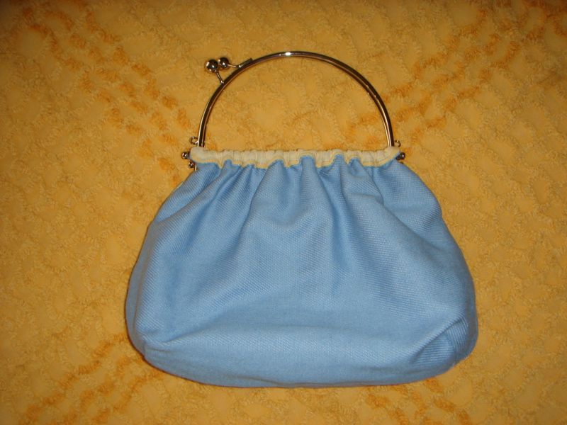 Carteira de Mão com Fecho Metálico