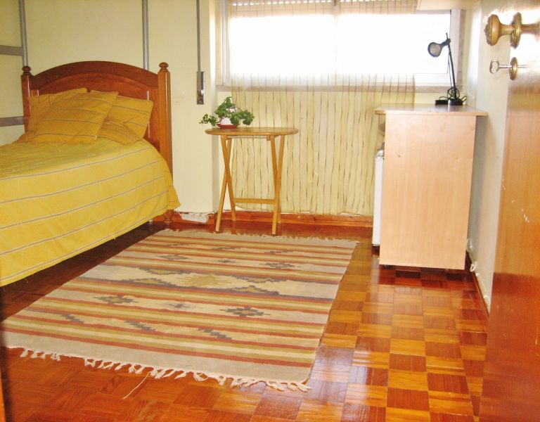 Quarto Independente Solteiro Laranjeiro -Almada