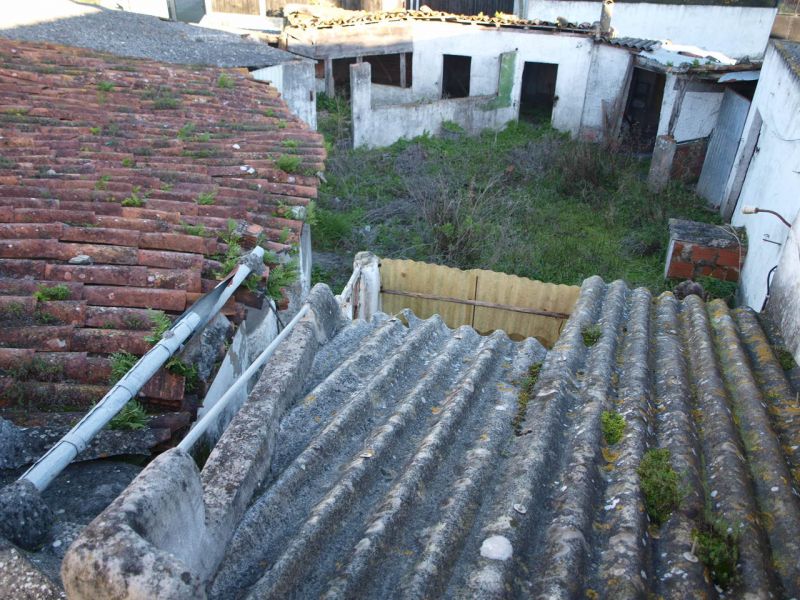 Casinha de aldeia a precisar de obras, com varias divisões. Cozinha, 1 WC e  pátio com vários anexos