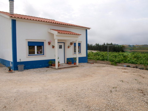 Moradia em Aldeia, 4 assoalhadas mais sótão com 50 m².  Inserida em lote com 880m², composta por coz