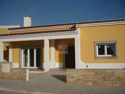 Aluga-se moradia T3 ao ano em Salir de Matos