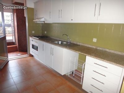 T1 Foz do Douro sem garagem num R/C da   R. Pero  Alenquer