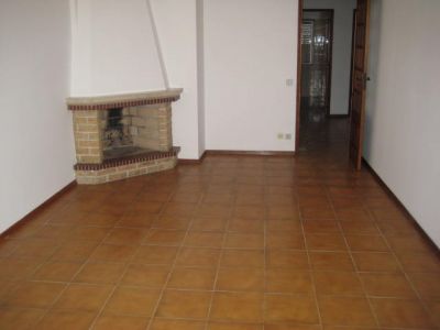  T2 com grandes áreas, lareira, garagem e arrecadação, na Quinta do Bispo. - Leiria