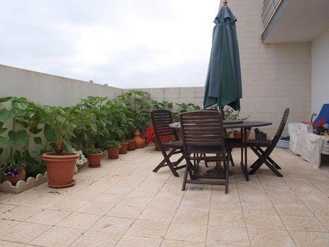 Moradia T3 semi-nova, com 3 pisos, cozinha equipada, aquecimento em piso radiante, suite com closet,