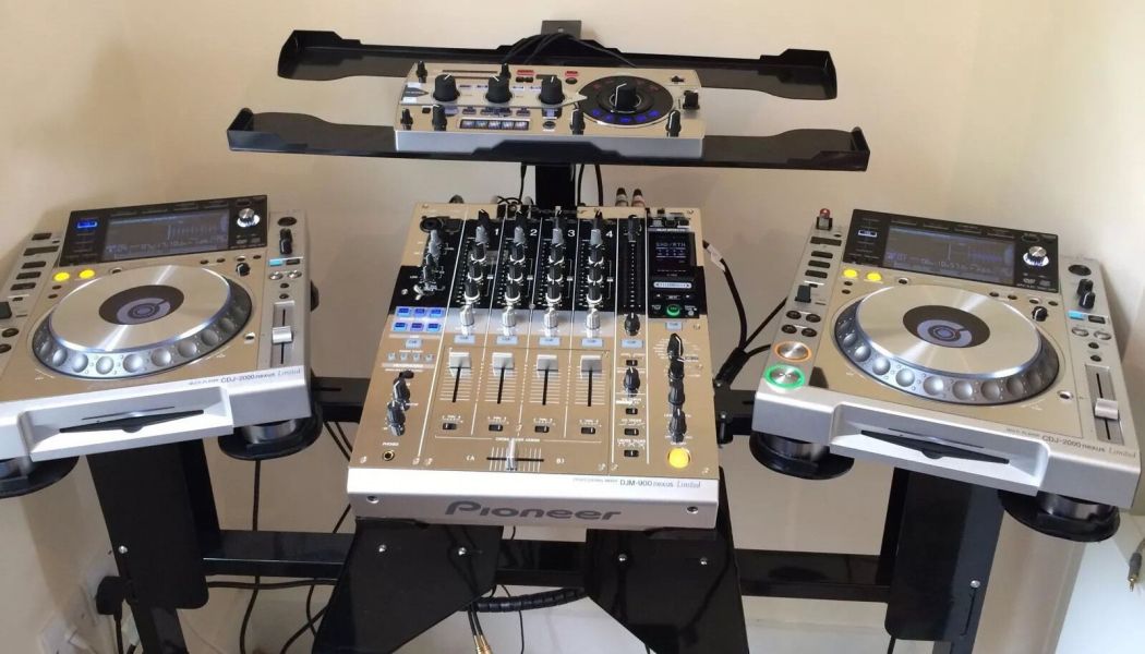 Pioneer DJ CDJ-2000 Nexus Set: 2x CDJ-2000 Nexus, 1x DJM-900-NXS, 1x HDJ-1500-K……2700 EUR