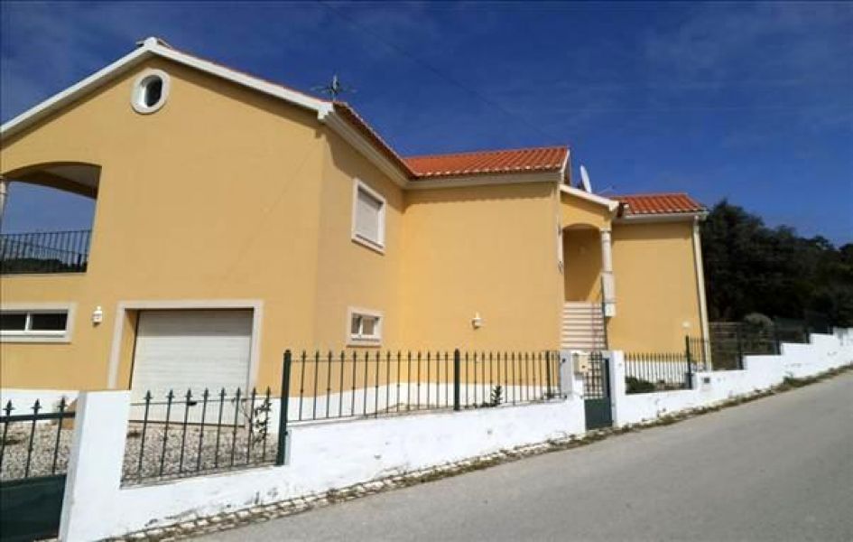 Costa de Prata, moradia T3 a poucos minutos da praia e da Lagoa de Óbidos.  Com uma área de 123m², a