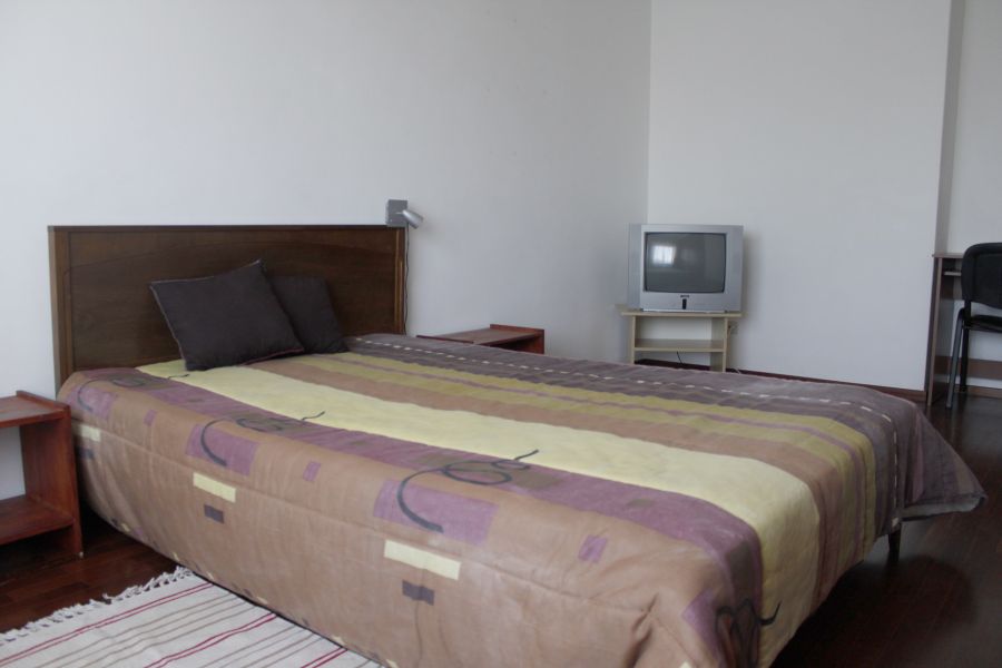 Quarto com cama de casal. Perto do hospital