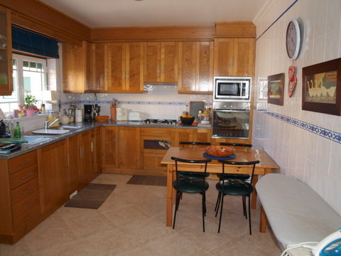 Moradia V3 no centro do Bombarral com comércio e serviços à porta.  Composta por cave para garagem c