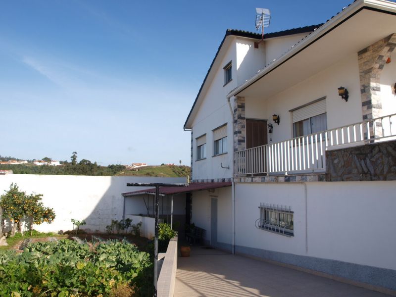 Moradia isolada com cozinha, e sala de refeições em comum, 1 Wc, sala de estar e garagem na cave 