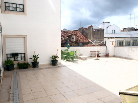 Apartamento T2 no centro da cidade com cozinha semi equipada,  sala de refeições e estar em comum,  