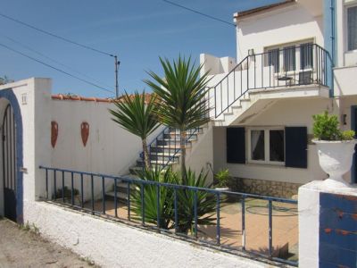 Moradia T3 com 2 apartamentos, T1 e T2, garagem, jardim e terreno