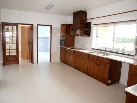 Moradia T3 com vista para a Serra dos Candeeiros. No R/chão tem jardim. Cozinha semi-equipada, marqu