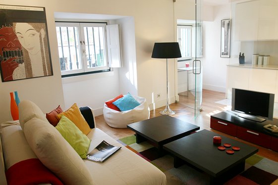 Mobilado estúdio moderno em zona Santos