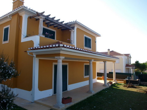 Costa de Prata, moradia T3 a poucos minutos da Lagoa de Óbidos e da Praia Foz do Arelho. Na cave tem