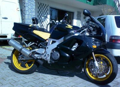 Vendo Honda CBR-900 RR com ( LEVOU UM MOTOR NOVO ) 100%