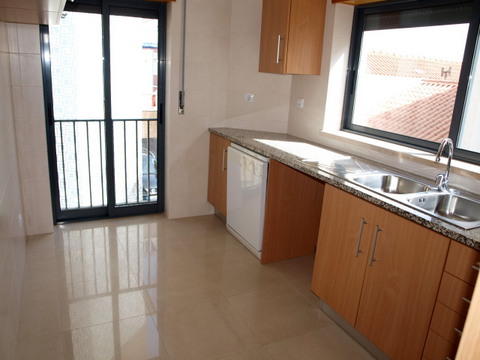 Apartamento T2 semi-novo, ao nivel do 1º piso, no centro da cidade. Cozinha equipada. 2 quartos com 