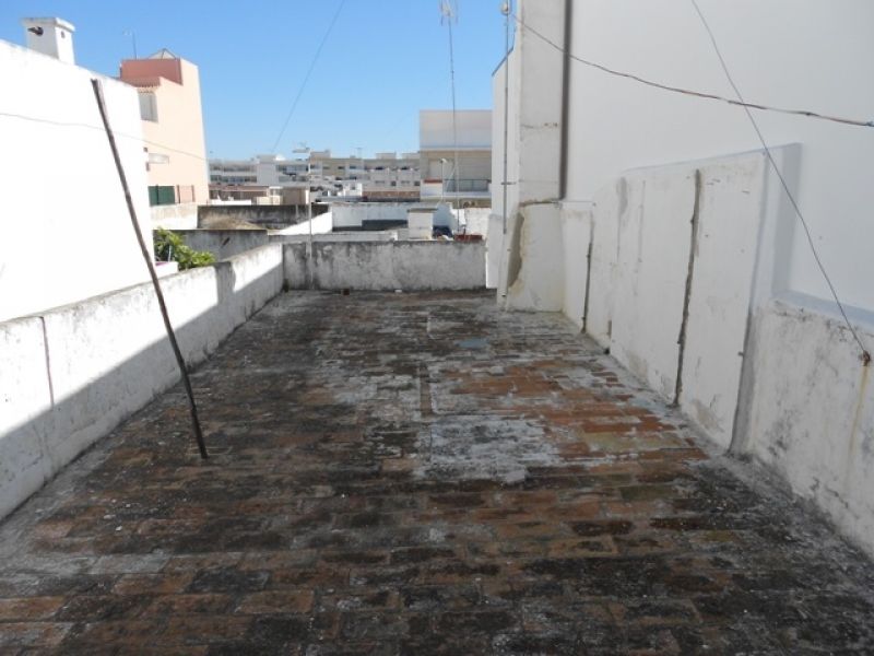 Casa tipica T2 com 64 m2 para arranjar em Olhão