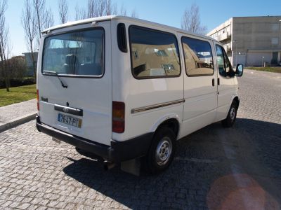 Ford Transit 120 Van 9 lugares