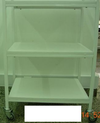 Mesa móvel de estética com 3 prateleiras-75€