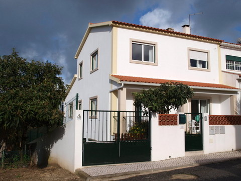 Costa de Prata moradia T3 em Caldas da Rainha, como nova. R/chão com cozinha e sala de refeições em 