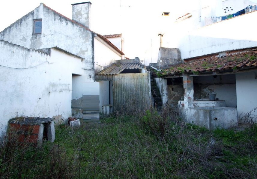 Casinha de aldeia a precisar de obras, com varias divisões. Cozinha, 1 WC e  pátio com vários anexos