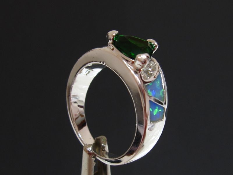 Anel de prata laminada com esmeralda e opalas