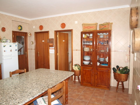 Moradia em Aldeia, 4 assoalhadas mais sótão com 50 m².  Inserida em lote com 880m², composta por coz