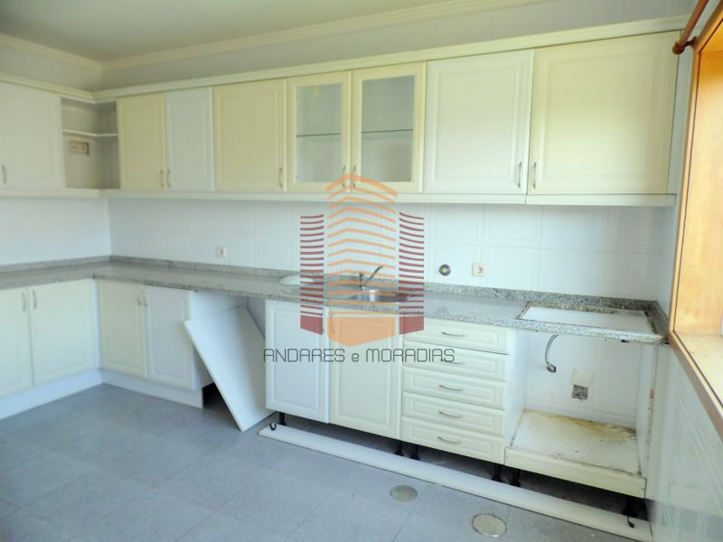 [1221F] T2 + parqueamento interior – Retoma de banco