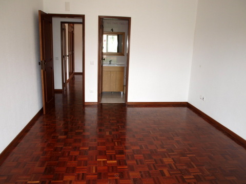 Moradia T3 com vista para a Serra dos Candeeiros. No R/chão tem jardim. Cozinha semi-equipada, marqu