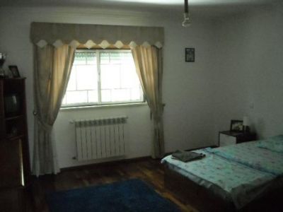 Excelente moradia individual T3, aquecimento, quintal, churrasqueira, garagem, jardim. Monte Real