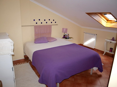 Apartamento com 5 assoalhadas duplex, em S. Martinho. Com sala e cozinha em comum, wc no 1º piso,  a