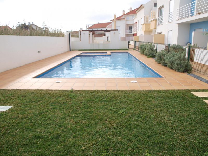 Apartamento T1, a poucos metros da praia do Baleal. Mobilado e equipado para arrendamento ao Ano. Te