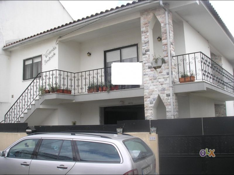 Moradia com áreas amplas e com quintal de frutas