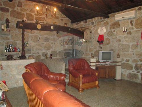 Moradia T4 Restaurada com Jardim e Bosque.