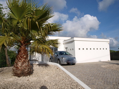 Costa de Prata moradia T4. Inserida em terreno de 5.887 M2 com floresta.  No r/chão tem sala com rec