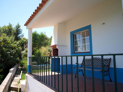 Moradia t?rrea 7Km da Cidade, 17 das praias e da lagoa de ?bidos. Tem sala com lareira, 2 quartos co