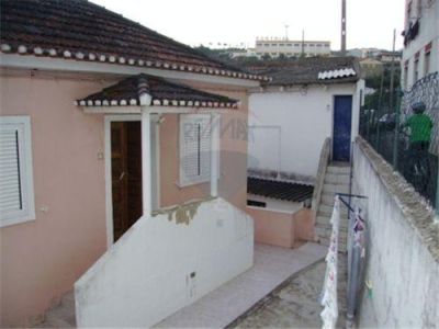 Moradia V6, box p/ 2 carros em 