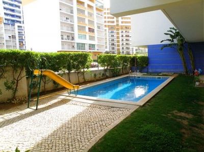 T1 NOVO A ESTREAR COM PISCINA E JARDIM PARA FÉRIAS EM PORTIMÃO